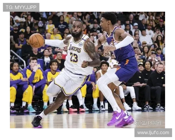 布克手感低迷却助攻频频半场仅得6分4失误展现团队配合 布克手感低迷却助攻频频半场仅得6分4失误展现团队配合